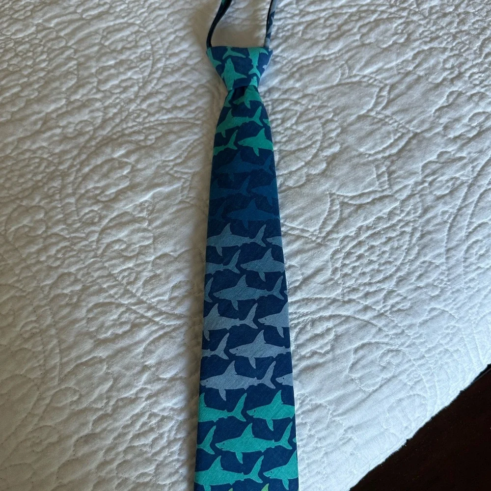 Lord and Taylor Blue and Green Shark Pattern Tie super cool casual 4-8 yrs old